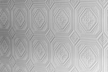 Arkaplan olarak kare şeklinde desenli beyaz duvar kağıdı.