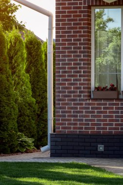 Güzel bir özel evin arka bahçe tasarım unsurları.