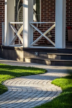 Güzel bir özel evin arka bahçe tasarım unsurları.