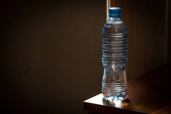 Пластиковая Бутылка Водой Столе Рядом Стеной Крупным Планом — стоковое фото