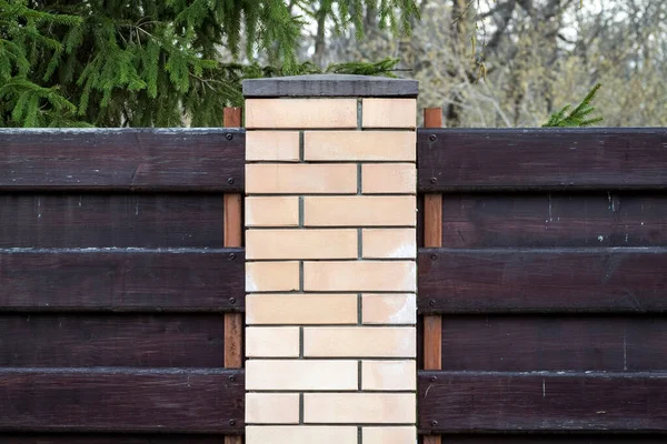 砖墙用砖和木板建成的私人房屋周围的栅栏 — 图库照片
