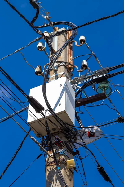 Fios Caixas Eléctricos Com Equipamento Eléctrico Num Poste Betão — Fotografia de Stock