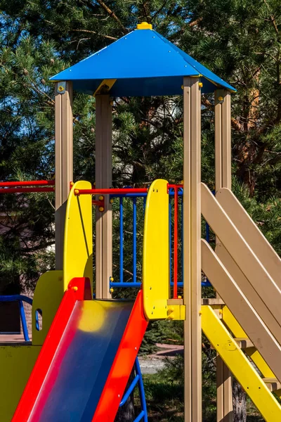 Bunte Kinderrutsche Für Kleinkinder Einem Ländlichen Park — Stockfoto