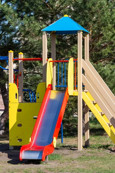 Bunte Kinderrutsche Für Kleinkinder Einem Ländlichen Park — Stockfoto