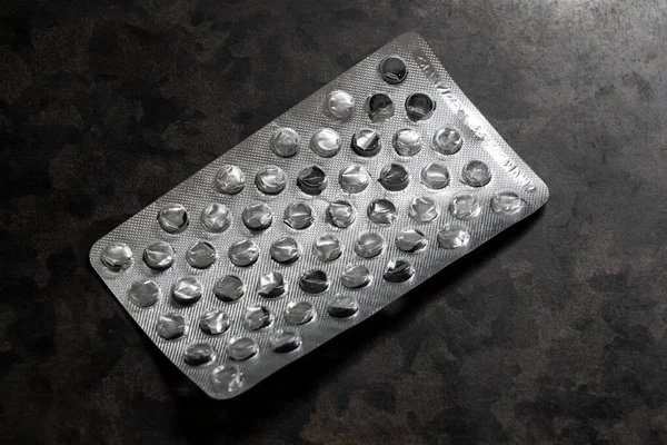 Prázdné Vrásčité Stříbrné Balení Pilulek Stole Zblízka — Stock fotografie