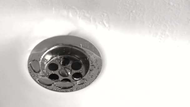 Vízelvezető nyílás a mosogatóban — Stock videók