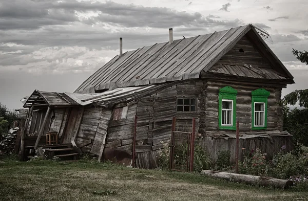 Starý zničený dřevěný dům — Stock fotografie