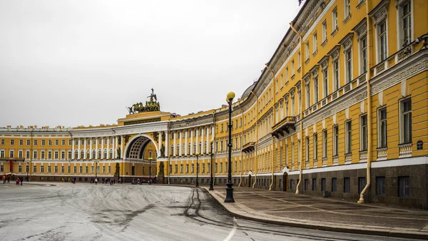 ST.PETERSBURG, RUSSIA - 26 OTTOBRE 2014: Piazza del Palazzo nella città San Pietroburgo, Russia . — Foto Stock