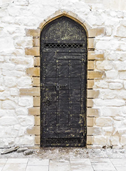 Puerta antigua en el estilo oriental — Foto de Stock