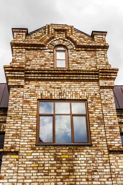 Ventana en un edificio de ladrillo viejo — Foto de Stock