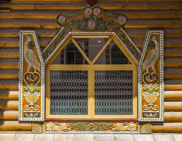 Janela em uma casa de madeira — Fotografia de Stock