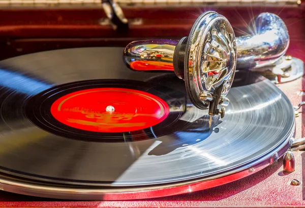 Vieux gramophone avec pointe chromée — Photo