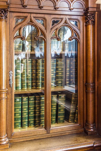 Livraria antiga com livros legais históricos — Fotografia de Stock