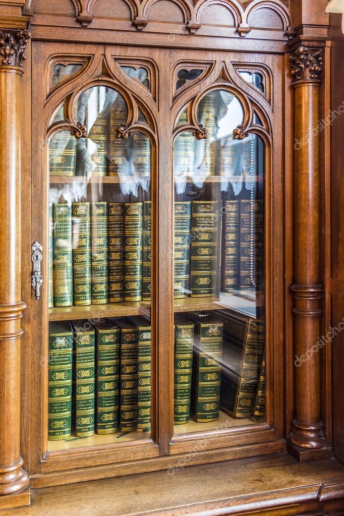 Oude boekenkast met historische juridische boeken — Stockfoto ... Oude boekenkast met historische juridische boeken — Stockfoto ...