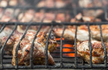 Kömürlerin üzerinde et kızartma