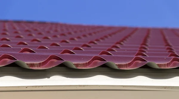 Rood metalen dakpannen — Stockfoto