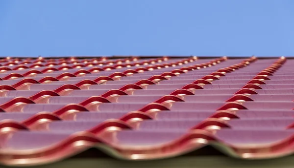 Rote Dachziegel aus Metall — Stockfoto