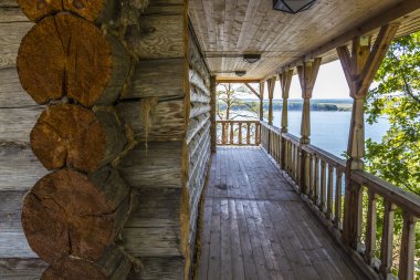 Nehir Manzaralı evin terasından