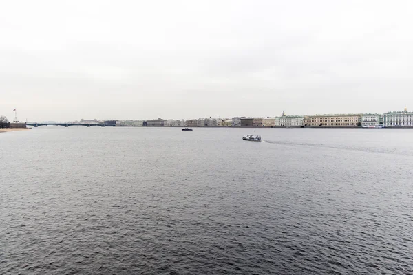 Stedelijke uitzicht op de rivier — Stockfoto