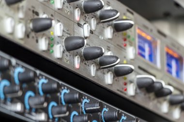 Müzik stüdyosu rafı