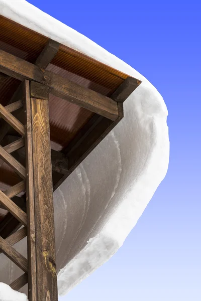 雪のスライドから屋根のガゼボ — ストック写真
