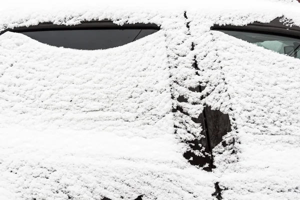 Αυτοκίνητο κάτω από χιόνι — Φωτογραφία Αρχείου