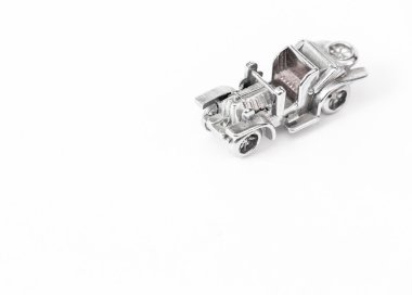 Eski arabanın metal modeli.