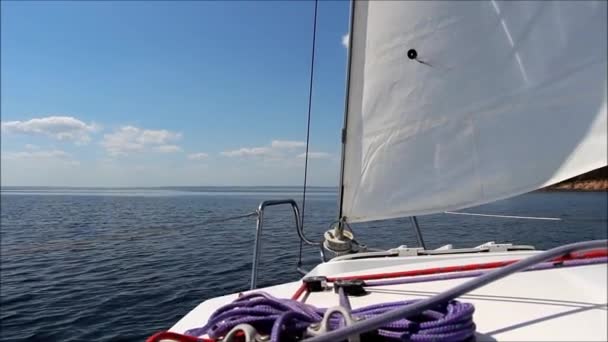 Voile sur la rivière 