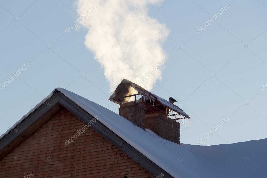 печь дымит. идет дым из котла. задымление из печи. коаксиальная труба в дымоход. идет дым из котла.