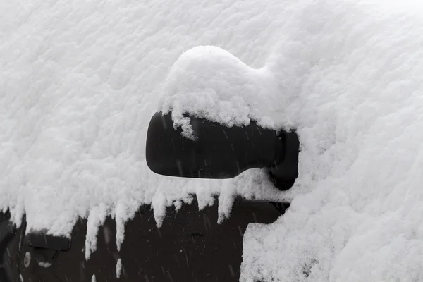 雪の下で車 — ストック写真
