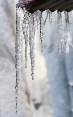 Çatıda buz saçakları