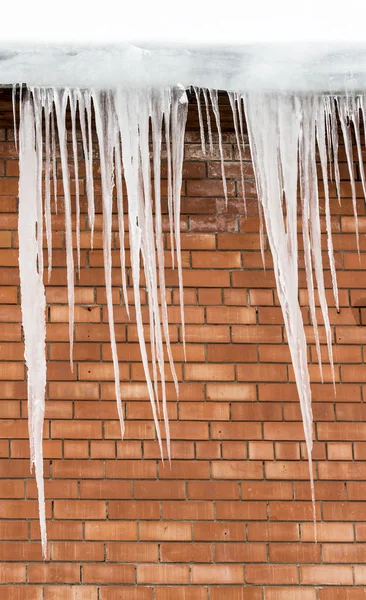 Eiszapfen am Dach — Stockfoto