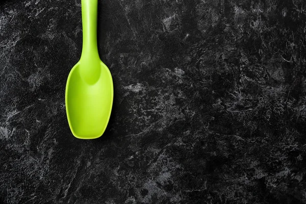 Зеленая ложка на кухонном столе — стоковое фото