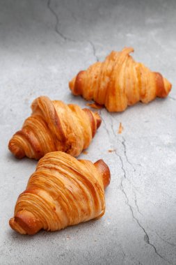 Çimento zemininde taze kruvasanlar..