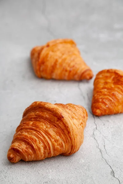 Çimento zemininde taze kruvasanlar..