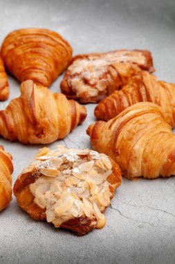 Çimento zemininde taze kruvasanlar.