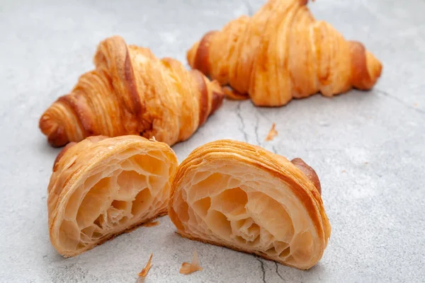 Peine Abeja Croissant Rodajas Según Número Pliegues Sobre Fondo Cemento — Foto de Stock