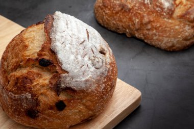 Çimento arka planında karışık meyve ve fındıklı ekşi ekmek..