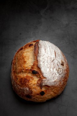 Çimento arka planında karışık meyve ve fındıklı ekşi ekmek..