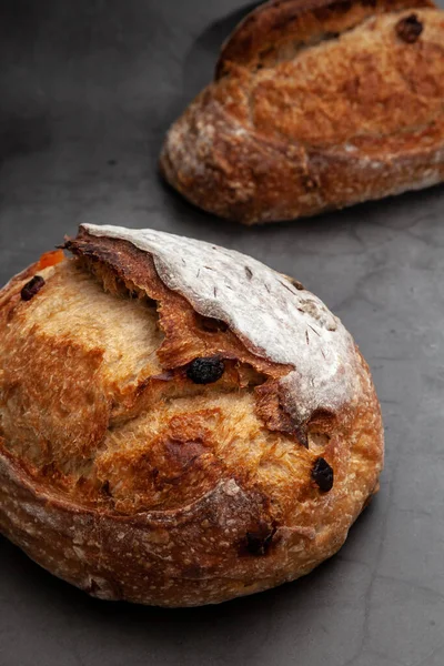 Çimento arka planında karışık meyve ve fındıklı ekşi ekmek..