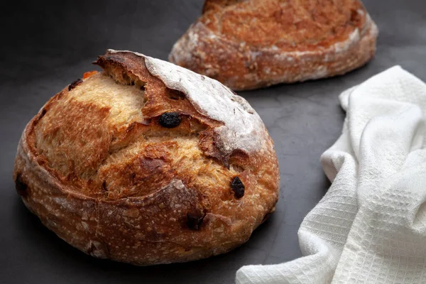 Çimento arka planında karışık meyve ve fındıklı ekşi ekmek..