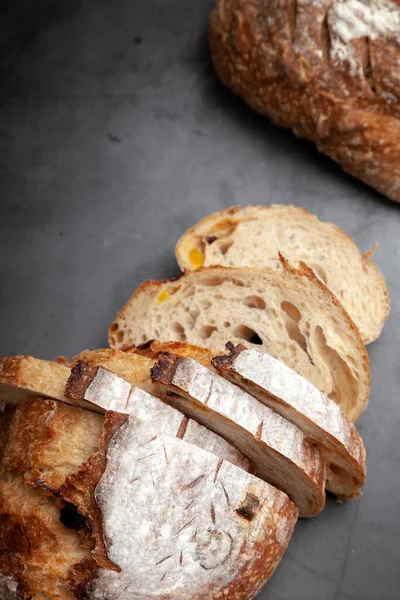 Sauerteigbrot Scheiben Geschnitten Auf Dunklem Zementgrund Stockfoto