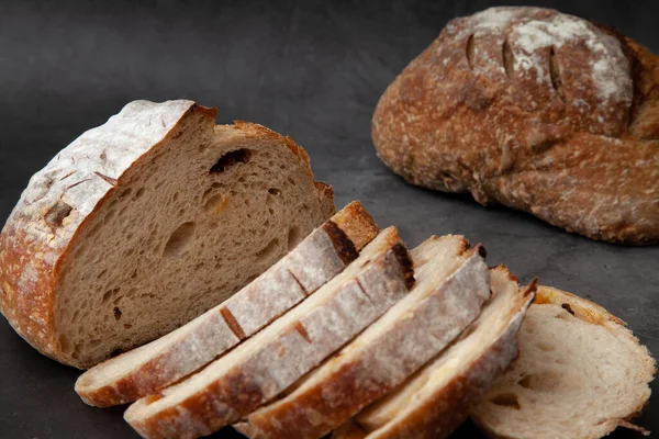 Sauerteigbrot Scheiben Geschnitten Auf Dunklem Zementgrund Stockbild