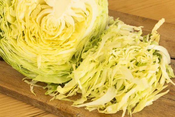 Col de primavera fresca en una tabla de madera — Foto de Stock