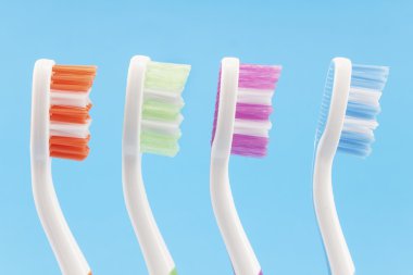 İzole mavi renkli diş fırçaları