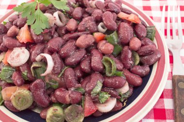 Plaka üzerinde kırmızı fasulye salatası