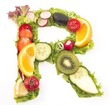 Harf R yapılmış salata ve meyve