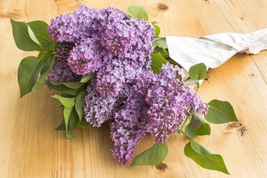 Leylak tahta masada buket