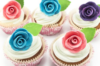 Beyaz bir arka plan üzerinde Güllü kek dekore