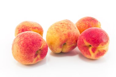 beyaz izole olgunlaşmış taze kayısı